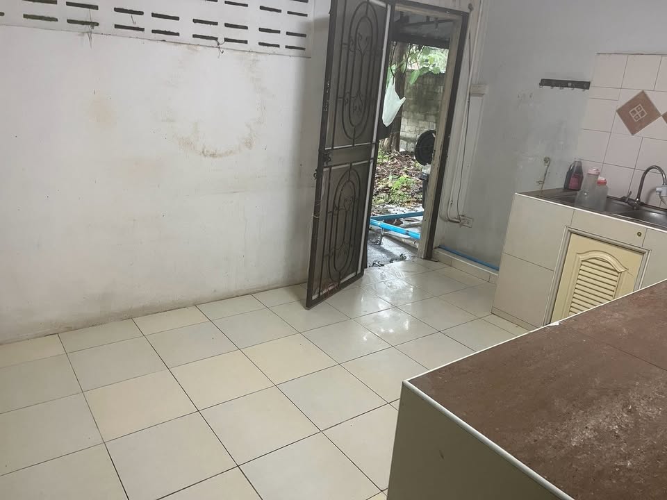 ตึกแถว-อาคารพาณิชย์ 4 ชั้น ทำเลทองตรงข้ามโลตัสรวมโชค